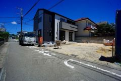 主要採光南向きで陽当たり良好。 交通量が少なく、小さなお子様がいるご家庭も安心です＾＾ 敷地面積広々61坪。