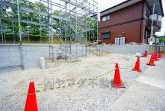 カースペースは停めやすい並列駐車2台付き。