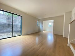 大きな窓のあるリビングは、陽光あふれる明るい空間です。居心地良く、ご家族皆がゆったり寛げる憩いの空間となりそうです。