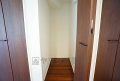 まとめ買いしてもこの収納量なら心配要らずのパントリー。調理家電や食品のストックをすっきりまとめられ、キッチン周りを広々使えます。