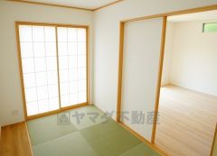 同仕様写真。リビング隣には、ホッとできる和室を用意。客間としてはもちろん、お子様のお昼寝スペースや書斎としても活躍してくれそうです＾＾