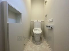 温水洗浄機付トイレです。節水機能もあるので、安心して使えますね。もちろん、1階2階の2ヶ所にトイレがあるので、忙しい朝にもゆとりができますね。