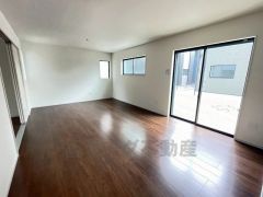 同仕様写真。大きな窓のあるリビングは、陽光あふれる明るい空間です。居心地良く、ご家族皆がゆったり寛げる憩いの空間となりそうです。