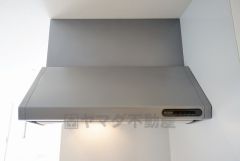 同仕様写真。調理により発生する油煙や臭いを吸い込み、屋外へ排気してくれます。