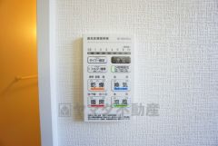 浴室暖房乾燥機には、暖房、乾燥、涼風、換気の4つの機能が付いています。タイマー付きです。