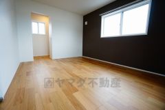 同仕様写真。住む人のこだわりを活かす洋室＾＾日当たりがよく、寝室としての利用もおすすめ。広めのクローゼットもあり荷物もすっきり片付けれ、ゆとりのある暮らしが出来ます＾＾