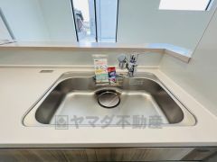 広々とした凸型シンクに洗剤ポケットを標準装備。大きなお鍋など洗いやすいです。洗剤や石鹸、スポンジもすっきりできる収納付き。