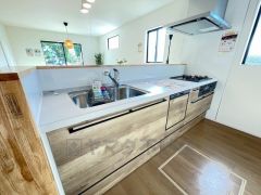 対面式カウンターキッチンでお子様の様子が見守れます。カウンタートップは耐熱性に優れており、日ごろのお掃除もふき取るだけでＯＫ。ステンレスシンクも簡単にお掃除できますよ。