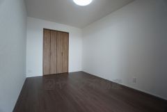 住む人のこだわりを活かす洋室＾＾寝室としての利用もおすすめ。広めのクローゼットもあり荷物もすっきり片付けれ、ゆとりのある暮らしが出来ます＾＾