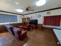 広々とした開放感あふれるスペースは、店舗としてはもちろん、ワークスペースや商談の場としても多目的にご活用いただけます。大切な語らいのためのひとときとして使用できます。