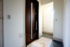 同仕様写真。たっぷり収納できるシューズボックスです。家族全員の靴がきれいに整頓できます。棚の上にお花や写真を飾っても良いですね。