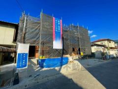 前面道路は公道南側約4.9、北側約6ｍ。大型車の通行が少なく、騒音や振動が静かで快適な生活を送れます。