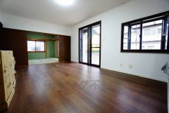 大きな窓のあるリビングは、陽光あふれる明るい空間です。居心地良く、ご家族皆がゆったり寛げる憩いの空間となりそうです。