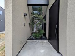 ホワイトトーンの玄関扉＾＾外壁とマッチングしていてかっこいいですね＾＾家の顔となる玄関扉がかっこいいと、たくさんの人を招き入れたくなりますね＾＾