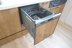 家事の時間が短縮できる食器洗浄乾燥機付。後片付けもラクラクです。 食器を洗う手間が減るので家族とのコミュニケーションの時間や自分の時間が増えますね。