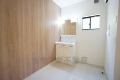 三面鏡つき洗面台。収納も一体型になっているので、ドライヤーやヘアアイロンの置き場に困りませんね。