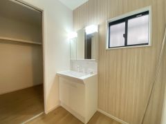 三面鏡つき洗面台。収納も一体型になっているので、ドライヤーやヘアアイロンの置き場に困りませんね。