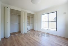 住む人のこだわりを活かす洋室＾＾日当たりがよく、寝室としての利用もおすすめ。広めのクローゼットもあり荷物もすっきり片付けれ、ゆとりのある暮らしが出来ます＾＾