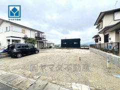 西鉄バス桜丘第一停徒歩5分。並列駐車3台。須恵ICまで車で約9分（2.9ｋｍ）イオン福岡店まで車で約11分（3.5ｋｍ）