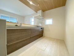木目の下げ天井がオシャレな対面式キッチン＾＾キッチンとダイニングの動線が近く、持ち運びに便利です。