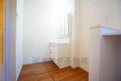 三面鏡つき洗面台。収納も一体型になっているので、ドライヤーやヘアアイロンの置き場に困りませんね。