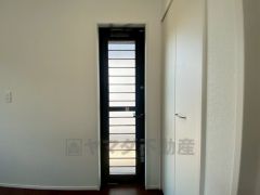 生ごみの仮置きに重宝する勝手口付きのキッチン＾＾　生ごみの臭いに悩まされることがなくなりますね。