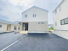 カースペースは2台＾＾ ご夫婦で1台ずつ所有でき便利です＾＾ 大野城イオンまで車で約13分＾＾（3.9ｋｍ） ショッピングを楽しめます。