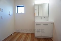 三面鏡つき洗面台。収納も一体型になっているので、ドライヤーやヘアアイロンの置き場に困りませんね。