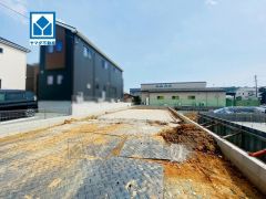 敷地面積47坪。コンビニまで自転車で約9分。コミュニティバス赤坂団地停まで徒歩3分＾＾トリアス久山まで車で約7分。（2ｋｍ）