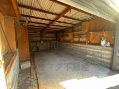 敷地内に屋根付き駐車スペースを1台分確保しております。愛車を雨や日差しから守れるため、長く大切にお使いいただけます。