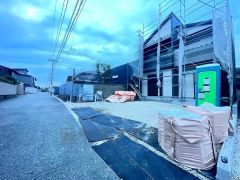 前面道路は南西側約4.6ｍ。交通量が少なく小さなお子様がいるご家庭でも安心です。 スマートキー、食器洗い乾燥機、高断熱Low－E複層ガラス、温水洗浄便座、浴室暖房乾燥機など生活を豊かにする設備が満載。