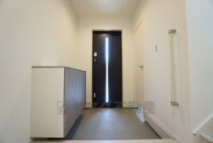 同仕様写真。たっぷり収納できるシューズボックスです。家族全員の靴がきれいに整頓できます。棚の上にお花や写真を飾っても良いですね。