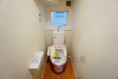 同仕様写真。温水洗浄機付トイレです。節水機能もあるので、安心して使えますね。もちろん、1階2階の2ヶ所にトイレがあるので、忙しい朝にもゆとりができますね。