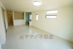 同仕様写真。対面式キッチンを中心としたリビングダイニングで家族の会話が弾みそうです。