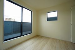 2面採光を確保した明るい室内は、風通しも良く、大変居心地の良い空間となっております。爽やかな風を感じて起きる朝は、快適生活の始まりに。