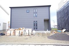 駐車スペースはゆとりある4台分を確保。マイカー用に、お客さま用に、余裕を持ってご利用いただけます。