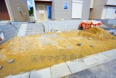 カースペースは停めやすい並列駐車2台付き。ご夫婦で1台ずつ所有できます＾＾ 前面道路は6ｍと駐車がスムーズにできます＾＾
