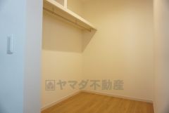 同仕様写真。収納力豊富なウォークインクローゼット付き。洋服や小物などを1箇所にまとめて美しい収納を実現します。