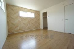 住む人のこだわりを活かす洋室＾＾日当たりがよく、寝室としての利用もおすすめ。広めのクローゼットもあり荷物もすっきり片付けれ、ゆとりのある暮らしが出来ます＾＾