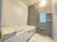 1日の疲れを癒すくつろぎのバスルーム。足を伸ばしてもゆったりと入れるサイズです。お子様と一緒にお風呂に入っても狭くないですね^^