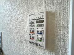 浴室暖房乾燥機には、暖房、乾燥、涼風、換気の4つの機能が付いています。タイマー付きです。