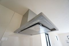 調理により発生する油煙や臭いを吸い込み、屋外へ排気してくれます。