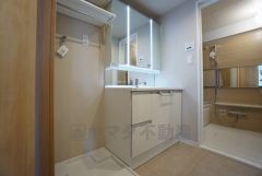 三面鏡つき洗面台。収納も一体型になっているので、ドライヤーやヘアアイロンの置き場に困りませんね。