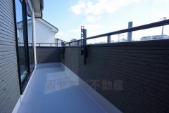 南側に面したバルコニーは日当たり良好です。お洗濯物も気持ちよく干せそうです。 テーブルとイスを置いてカフェタイムや日光浴、星を眺めたりも良いですね^^