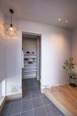 玄関から土間収納へ続く効率的な動線を確保しております＾＾