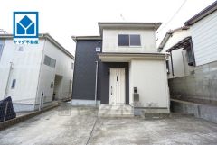 太宰府市コミュニティバス「三条台公園前」停まで目の前＾＾ カースペース2台分・人工芝付き庭有り＾＾ ご夫婦やお子様連れにおすすめの太宰府天満宮まで車で約4分（1.1ｋｍ）徒歩14分＾＾