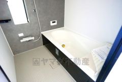 1日の疲れを癒すくつろぎのバスルーム。足を伸ばしてもゆったりと入れるサイズです。お子様と一緒にお風呂に入っても狭くないですね^^