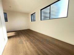 明るい洋室です。ナチュラル色のフローリングで開放的な優しい雰囲気になっています＾＾ベッドや机、ＴＶを置いてもゆとりのある広さです。