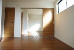 同仕様写真。住む人のこだわりを活かす洋室＾＾日当たりがよく、寝室としての利用もおすすめ。広めのクローゼットもあり荷物もすっきり片付けれ、ゆとりのある暮らしが出来ます＾＾