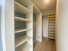 ハンガーパイプ付で散らかりがちな洋服類もきれいに整理できます。使用頻度が少ないものは枕棚の上に、足元には3段ボックスを置いて、フル活用できるクローゼットです＾＾